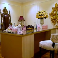 Inilah kantor Natasha Vinski yang kontras dengan ruangan lain. Kali ini, warna putih lebih dominan. Berprofesi sebagai dokter, Natasha mengikuti jejak ibunya, Deby Vinski.  Meski belum kesempaian juga, setidaknya ia bisa menjankan jual-bisnis pesawat di luar negeri. Saya mulai bisnis saya di Singapura, Aero Queen. Sekarang di kantor saya, kamu bisa melihat beberapa contoh model pesawat yang telah dijual lewat Aero Queen, tutur Natasha. (Foto: YouTube/BoyWilliam)