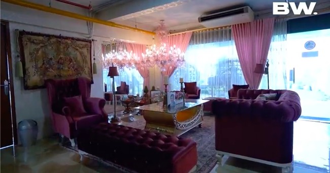 Hampir setiap sudut rumah dihiasi interior berwarna buble-gum pink yang jenaka. (Foto: YouTube/BoyWilliam)