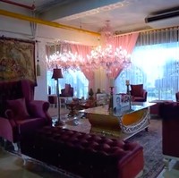 Hampir setiap sudut rumah dihiasi interior berwarna buble-gum pink yang jenaka. (Foto: YouTube/BoyWilliam)
