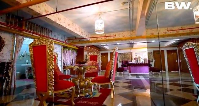 Adapun nuansa klasik menjadi tema utama desain interior sehingga menghadirkan suasana bak istana. (Foto: YouTube/BoyWilliam)