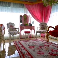 Kamar Natasha dibuat seperti konsep penthouse yang berada di lantai teratas. Interior klasik warna pink tetap mendominasi. (Foto: YouTube/BoyWilliam)