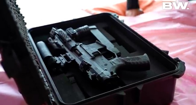 Di balik perawakannya yang cantik dan feminin, ternyata Natasha hobi menembak. (Foto: YouTube/BoyWilliam)