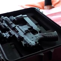 Di balik perawakannya yang cantik dan feminin, ternyata Natasha hobi menembak. (Foto: YouTube/BoyWilliam)