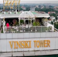 Selain kamar, terdapat pula area taman rooftop di balkon penthouse. (Foto: YouTube/BoyWilliam)