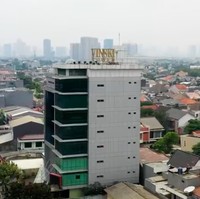 Inilah Vinski Tower, gedung yang menjadi kantor sekaligus rumah Natasha Vinski. Dikenal sebagai dokter kecantikan, Natasha membuka klinik estetika di bangungan yang berada di kawasan Pondok Pinang, Jakarta Selatan, itu. (Foto: YouTube/BoyWilliam)