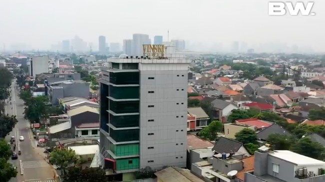 Inilah Vinski Tower, gedung yang menjadi kantor sekaligus rumah Natasha Vinski. Dikenal sebagai dokter kecantikan, Natasha membuka klinik estetika di bangungan yang berada di kawasan Pondok Pinang, Jakarta Selatan, itu. (Foto: YouTube/BoyWilliam)