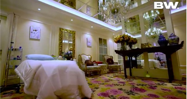 Klinik pun gak asal sembarang desain. Pemilihan interiornya tetap diperhatikan sehingga tetap terasa nyaman dan mewah. (Foto: YouTube/BoyWilliam)