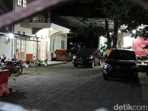 Usai 3 Jam Geledah Rumah Plt Bupati Probolinggo, KPK Keluar Bawa Satu Koper
