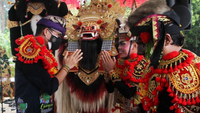 Sandiaga Uno dalam kunjungan ke Desa Carangsari, Bali.