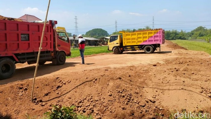 Satpol PP Kabupaten Pasuruan menghentikan pengurukan kavling siap bangun di beberapa lokasi. Itu karena pemilik lahan belum bisa menunjukkan dokumen tata ruang dan perizinan.