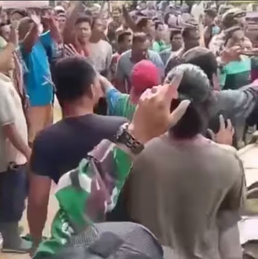 Sejumlah warga mengamuk di lokasi vaksinasi Corona yang digelar di PPI Ujong Serangga. Kejadian itu mengakibatkan nakes luka lebam hingga dosis vaksin rusak. (Screenshot video viral)