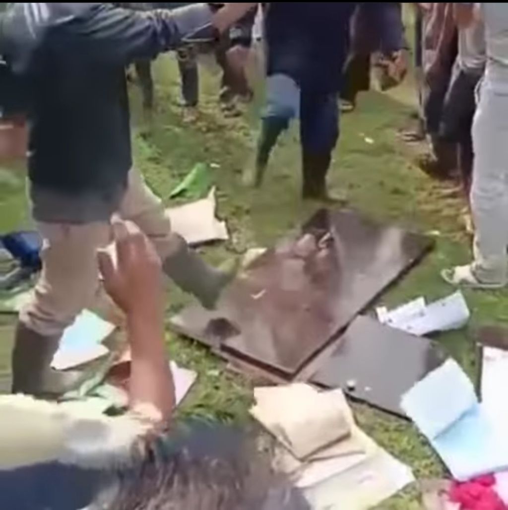Sejumlah warga mengamuk di lokasi vaksinasi Corona yang digelar di PPI Ujong Serangga. Kejadian itu mengakibatkan nakes luka lebam hingga dosis vaksin rusak. (Screenshot video viral)