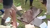 Akibat amukan warga, terjadi sejumlah kerusakan di antaranya satu posko gerai vaksin, 9 vial vaksin (10 dosis), 33 vial vaksin Sinovac (2 dosis), alat medis berupa masker, hand sanitizer, alat tensi, jarum suntik, dan obat-obatan rusak serta tidak dapat digunakan lagi. (Screenshot video viral)