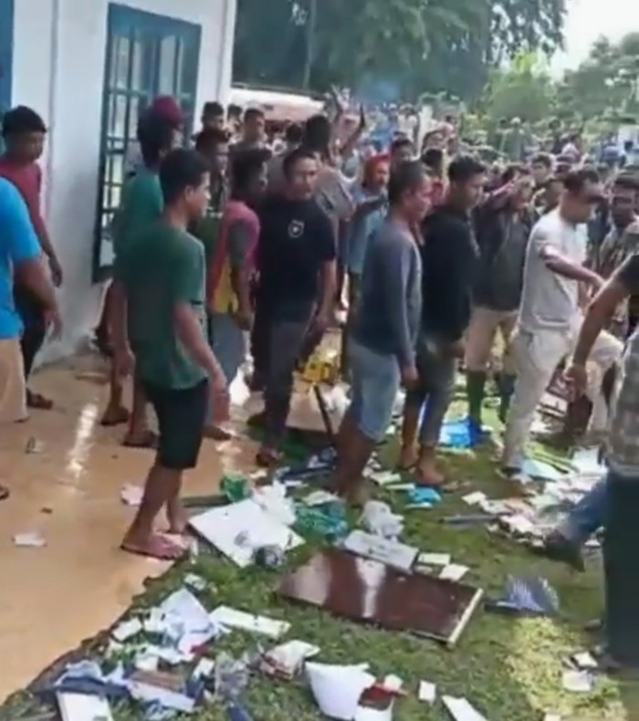 Sejumlah warga mengamuk di lokasi vaksinasi Corona yang digelar di PPI Ujong Serangga. Kejadian itu mengakibatkan nakes luka lebam hingga dosis vaksin rusak. (Screenshot video viral) Sejumlah warga mengamuk di lokasi vaksinasi Corona yang digelar di PPI Ujong Serangga. Kejadian itu mengakibatkan nakes luka lebam hingga dosis vaksin rusak. (Screenshot video viral)