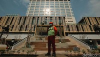 Sebelumnya Menteri BUMN Erick Thohir melakukan kunjungan ke proyek renovasi gedung Sarinah. Setelah melihat progresnya, Erick memastikan gedung Sarinah akan kembali dibuka pada Maret 2022.