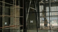 Sejumlah bagian gedung terus dikebut pengerjaannya.