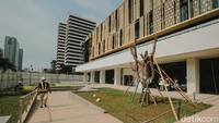 Gedung ini memiliki relief bersejarah yang sudah ada sejak gedung ini pertama kali diresmikan oleh Soekarno pada 1960-an.