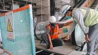 Para pekerja tampak tengah menyelesaikan pembangunan eskalator.
