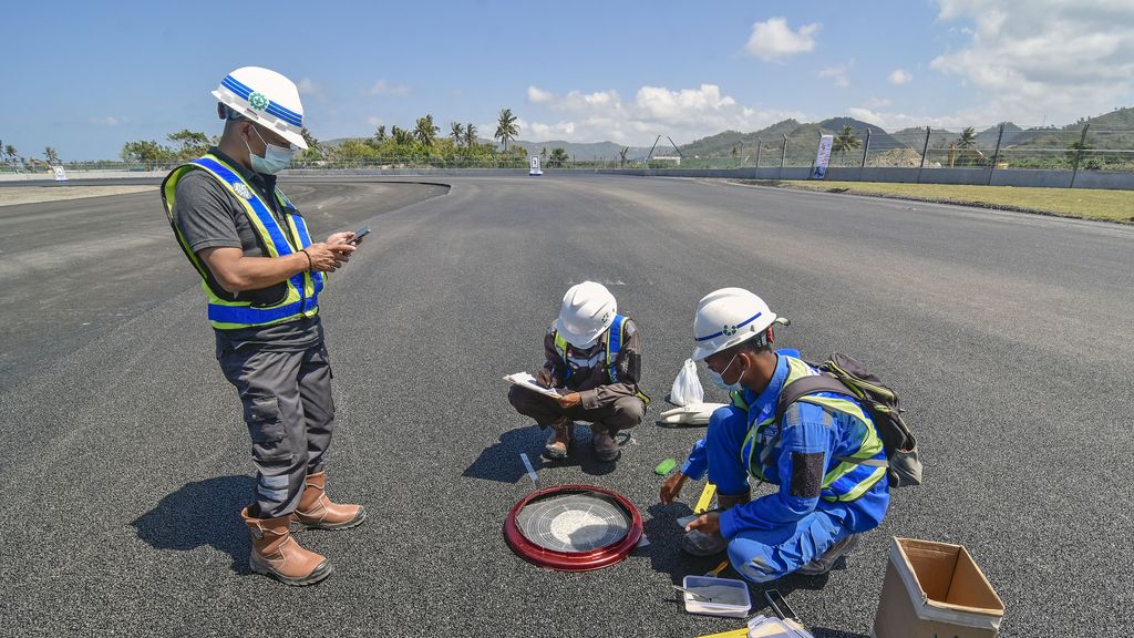Sejumlah pekerja melakukan tes kedalaman tekstur aspal lintasan Mandalika International Street Circuit di Kawasan Ekonomi Khusus (KEK) Mandalika, Pujut, Praya, Lombok Tengah, NTB, Minggu (15/8/2021). Sirkuit MandalikaÊ merupakan salah satu sirkuit terbaik menggunakan teknologi 