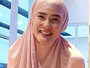 Penjelasan Suami soal Stevie Agnecya Mualaf