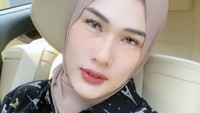 Stevie Agnecya mualaf sebelum menikah dengan Anggi Pratama yang seorang pilot. (Foto: dok instagram)