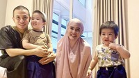 Stevie Agnecya mualaf usai heboh foto memakai mukena. (Foto: dok instagram)