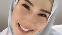 Stevie Agnecya terlihat cantik dengan jilbab. (Foto: dok instagram)