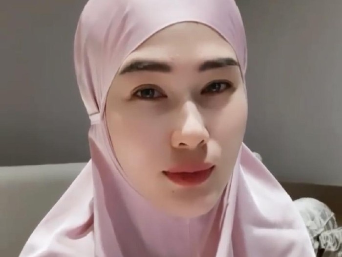 Foto Stevie Agnecya memakai hijab.