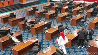 Tak ada fraksi selain F-PDIP dan F-PSI yang hadir dalam rapat. Prasetio menyampaikan total anggota dewan yang hadir paripurna baru 27 orang. (Foto: Suasana rapat paripurna hak interpelasi Formula E di DPRD DKI Jakarta hari ini. Tiara/detikcom)
