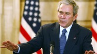 Diketahui, sejumlah pemimpin dunia dan tokoh publik juga pernah menjadi sasaran penyerangan di depan umum. Salah satu yang paling populer adalah saat mantan Presiden Amerika Serikat (AS), George W Bush, dilempar sepatu oleh seorang jurnalis Irak bernama Muntazer al-Zaidi tahun 2008 lalu. Thaier al-Sudani-Pool/Getty Images.