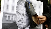 Insiden itu terjadi setelah Bush memerintahkan invasi Irak tahun 2001. Bush berhasil menghindari lemparan sepatu Al-Zaidi itu. Abid Katib/Getty Images  