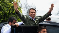Presiden Brasil Jair Bolsonaro juga pernah diserang di depan umum. Ia ditusuk saat tengah kampanye untuk pemilu tahun 2018. Buda Mendes/Getty Images.  