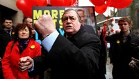 Selanjutnya ada mantan Wakil Perdana Menteri Inggris John Prescott yang dilempari telur pada tahun 2011. Saat kejadian itu, Prescott bahkan sampai terlibat adus jotos. Ia kedapatan meninju seorang petani yang berdemo. Jeff J Mitchell/Getty Images.