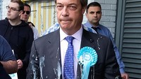Politikus populis Inggris, Nigel Farage, yang membantu memimpin kampanye Brexit, juga pernah diguyur minuman milkshake pisang dan salted caramel saat pemilu tahun 2019. Ian Forsyth/Getty Images.