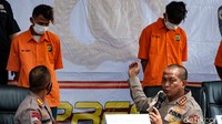 M berperan sebagai otak penembakan, sementara K dan S adalah eksekutor dan joki.
