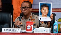Sementara satu pelaku lainnya berinisial Yadi (27) masih diburu. Yadi merupakan perantara yang menyediakan eksekutor.