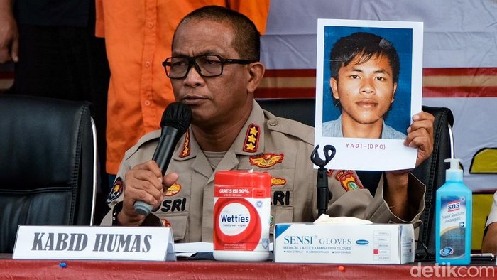 Polisi sebut korban penembakan di Tangerang tewas ditembak dalam kapasitasnya sebagai paranormal. Namun, korban juga dikenal warga sekitar sebagai seorang ustaz