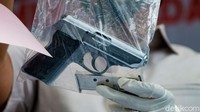 Korban tewas tertembak di bagian pinggang. Dari hasil olah TKP di lokasi, polisi menyita sebutir proyektil yang mengenai pintu rumah korban.