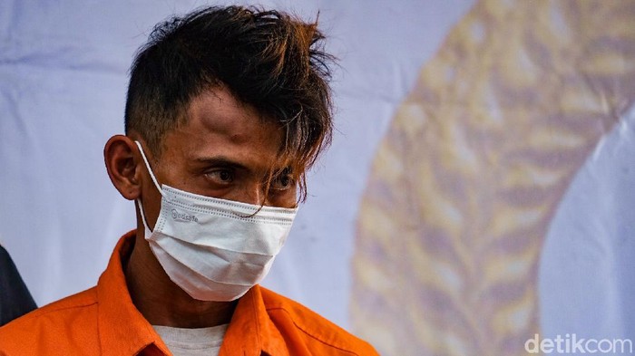 Tampang Pelaku Penembakan Paranormal yang Dikenal Ustaz di Tangerang Polisi sebut korban penembakan di Tangerang tewas ditembak dalam kapasitasnya sebagai paranormal. Namun, korban juga dikenal warga sekitar sebagai seorang ustaz