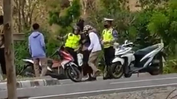 Tangkapan layar video oknum polantas Bima memukul hingga menendang pemotor. (dok. Istimewa)