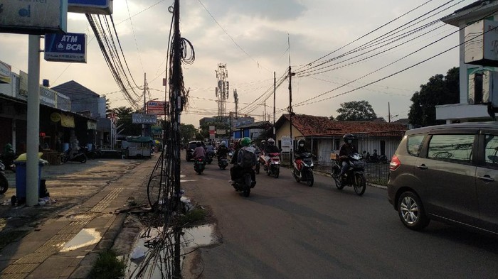Tiang yang masih belum dicabut di Jl WR Supratman, Ciputat Timur, Ciputat Tangerang Selatan.