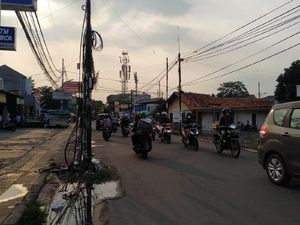 Warga Minta Pemkot Segera Selesaikan Pencabutan Tiang dan Kabel di Ciputat