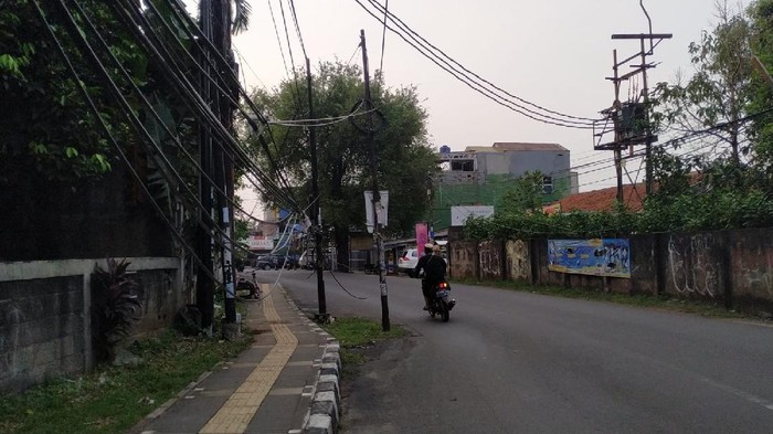 Tiang yang masih belum dicabut di Jl WR Supratman, Ciputat Timur, Ciputat Tangerang Selatan.