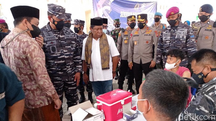 TNI AL Bantu Gencarkan Vaksinasi di Cirebon