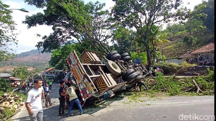 Truk bermuatan semen cair terguling di Nagreg, Kabupaten Bandung.