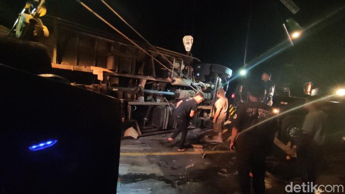 Truk Tabrak 6 Kendaraan di Cianjur