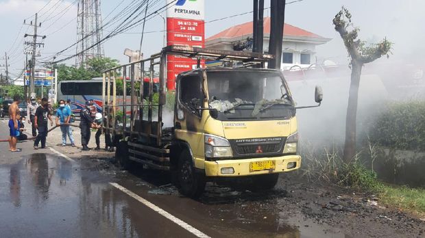 truk terbakar di sidoarjo