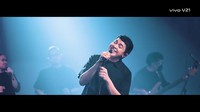 Dalam konser itu, ia mengenang ketika pertama kali merilis album debutnya pada 28 September 2011 silam. Foto: dok. Screenshot Tulus - Terlalu Rindu