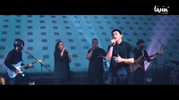 Pada kesempatan itu, ia juga memberi tahu penonton bahwa dirinya kini sedang sibuk di studio untuk meramu karya musik baru. Foto: dok. Screenshot Tulus - Terlalu Rindu