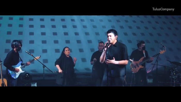 Tulus - Terlalu Rindu, Tulus Tulus dalam pertunjukan virtual Terlalu Rindu